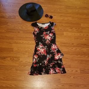 DRESSCODE LA Black / Red Floral Ruffled Dress